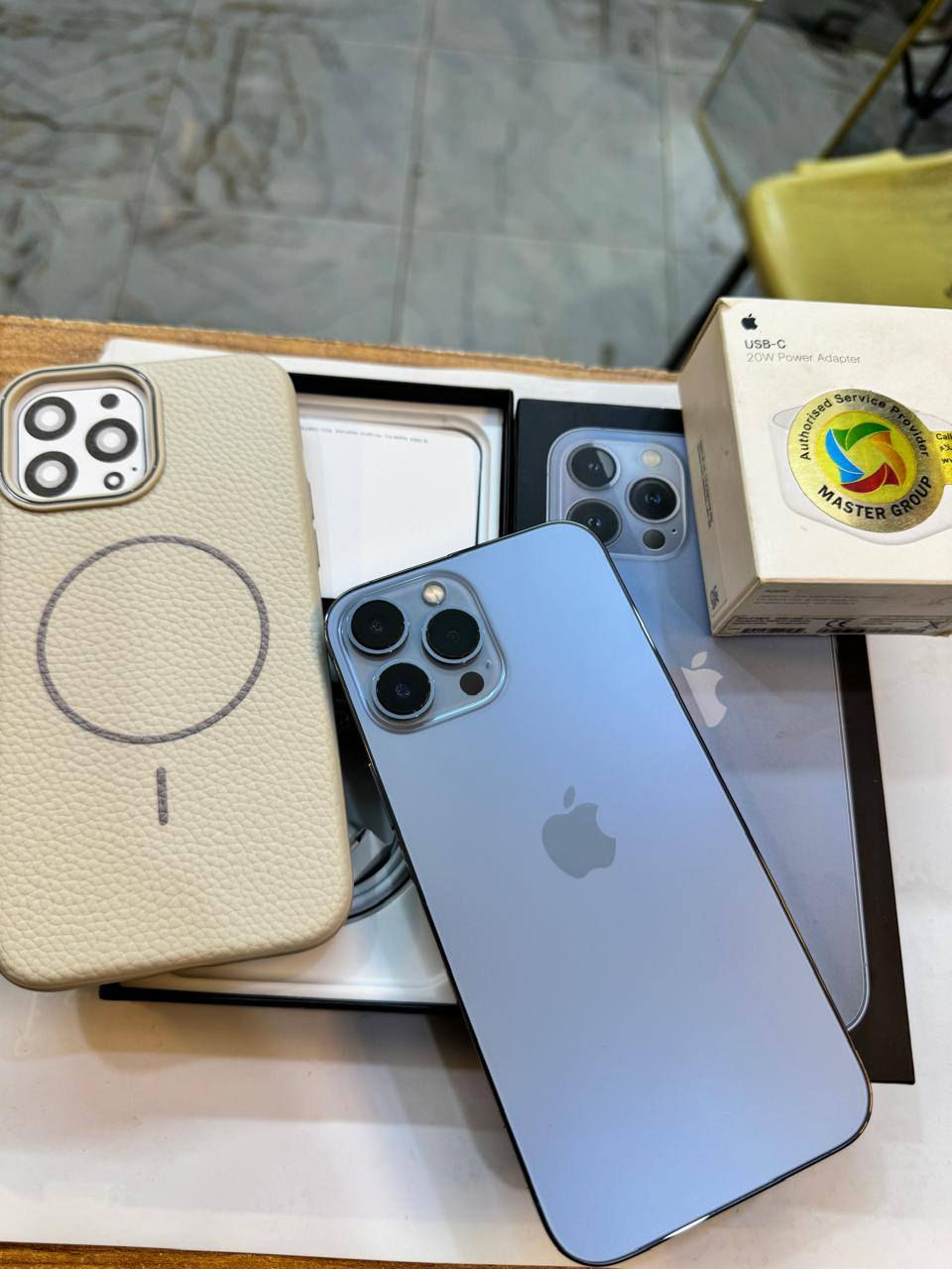 ايفون 13 برو ماكس 256 ذاكرة
بطارية 95‎%‎
نضافة 100‎%‎
كامل ملحقات الاصلية شركة ماستر 
اصلي وبيه ضمان لوكالة 
استخدام قليل
السعر مناسب
***********
العنوان القطاع شارع السوك مجاور عوينات الكرار 
مركز الشمس
