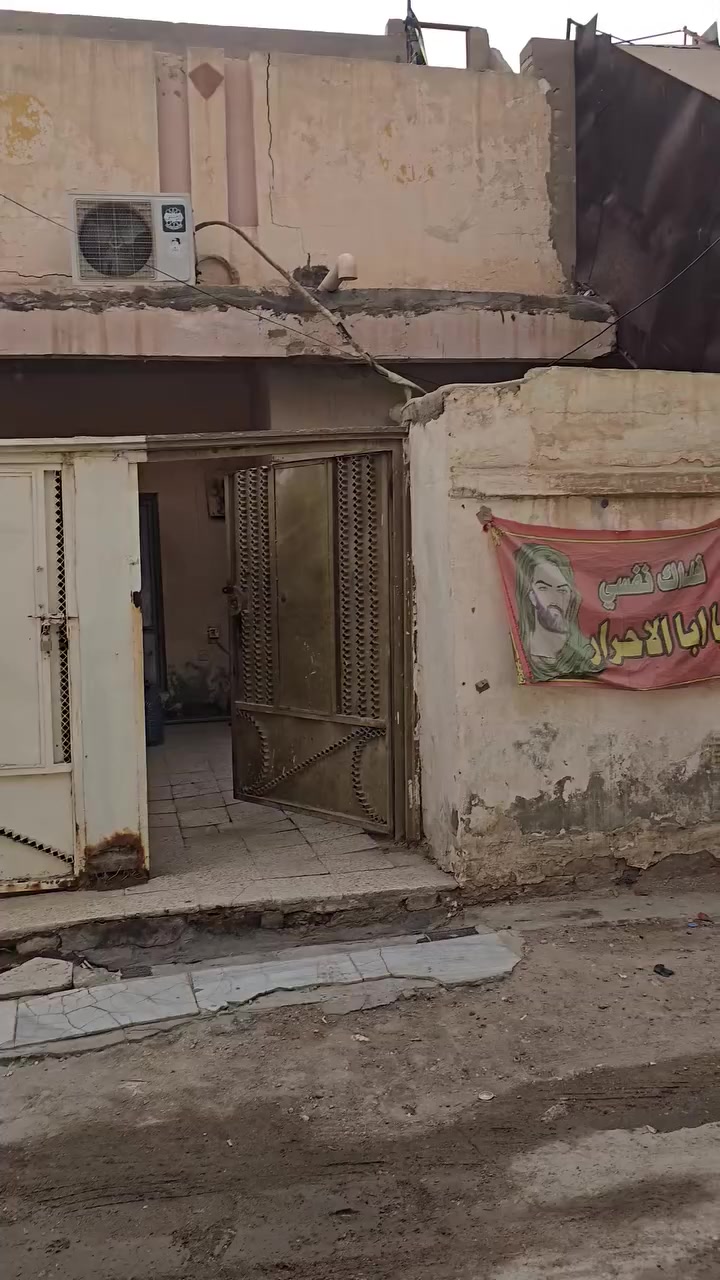 السلام عليكم
🏠بيت للبيع 🏠
في حي الشهداء الاول خلف مركز الشرطة الشرقي📍
 الفرع قبل الاخير  ٢٠٠م طابو كونكريت ♦️مسلح البناء قديم
♦️البيت مقسم ٣ اقسام مؤجرات  غرفتين ♦️وصاله واستقبال وصحيات. الطابق ♦️الثاني  بناء متكامل غرفه واستقبال ♦️ومطبخ وصاله وصحيات بناء جديد ♦️الطابق الثاني نظافة البيت الارضي ♦️***********
♦️السعر 80 قفل
