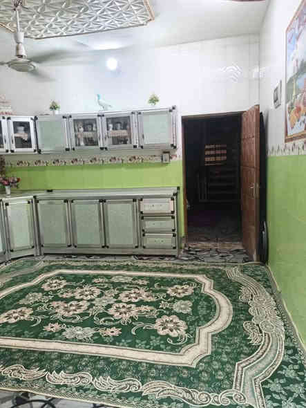 بيت للبيع حله حي المهندسين قرب مدرسه عمر ابن عبد العزيز مساحه 250  بيه 3 غرف   وطابق ثاني.وصحيات خارجيه فقط وكراج سياره وبيه محل  وشارع مباشرين بيه اعمال المجاري والتبليط ويمه مدرستين للبنين والبنات وعليه خط كيات  سعر ب١٩٠ وبيه مجال الي يحب يتواصل عل هاذه الرقم ***********
