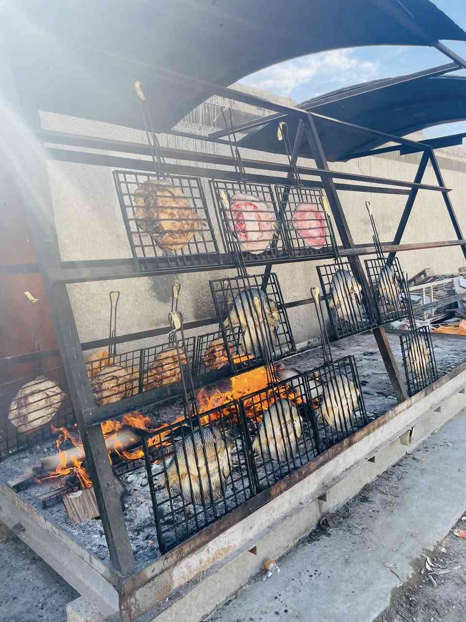 للبيع شوايه هرميه تكمه بيدي فصلتها حديد ثقيل شاصي شيلمان عرض4 متر نزال متر ونص كلفت فوك لمليون 750بيع
***********
