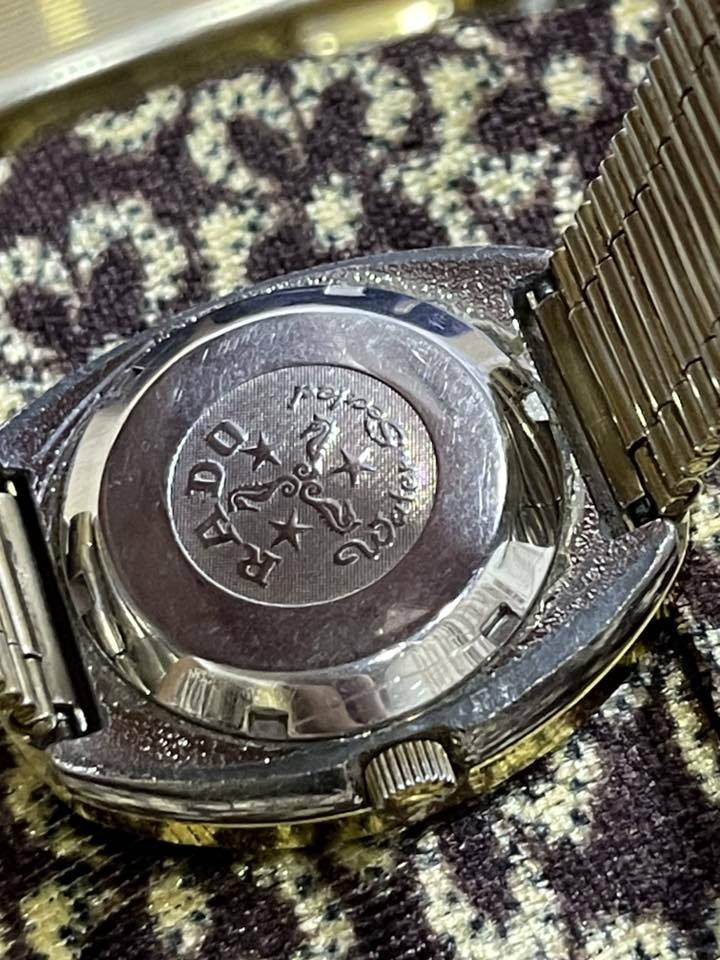 السلام عليكم ساعه رادو دياستار أوريجينال (Rado DiaStar Original)، وهي ساعة سويسرية كلاسيكية اشتهرت بأنها أول ساعة مقاومة للخدش في العالم عند إطلاقها لأول مرة. هيكل "بيضاوي" مميز باللون الذهبي مصنوع من المعدن الصلب (Hardmetal) أو السيراميك المقاوم للخدش. ميناء باللون الذهبي مرصع بـ 11 فصاً من الزركون أو الألماس الصناعي كعلامات للساعات. تعرض الساعة نافذة لليوم والتاريخ عند تعمل بماكينة أوتوماتيكية سويسرية الصنع، وتتميز بشعار المرساة الدوار الخاص بماركة رادو. موقع الساعة السادسة، وتظهر في الصورة باللغة العربية (الأحد)
المتانة: تأتي مع كريستال سافاير مقاوم للخدش وسوار من الفولاذ المقاوم للصدأ المطلي باللون الذهبي. سعر ب100وبيها مجال


**إذا كنت صاحب هذا الإعلان وتريد حذفه لأي سبب، رجاءا أرسل رسالة إلى الدعم الفني**