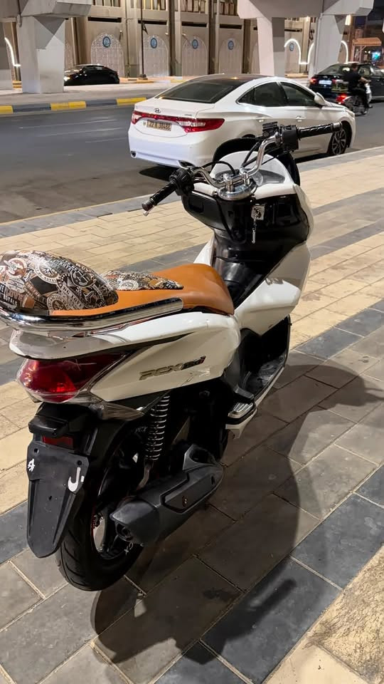 السلام عليكم...
دراجه بي سي اكس Pcx 
محرك 150c
ياباني 
الجيل الاول
محرك مكفول 
كفرات بلاديه
الدراجه فول حساسات 
حساس ازدحامات
حساس استاند 
كلشي بيهه شغال وكفول 
السعر 13 وبي مجال بسيط 
اتصل على الرقم ***********
