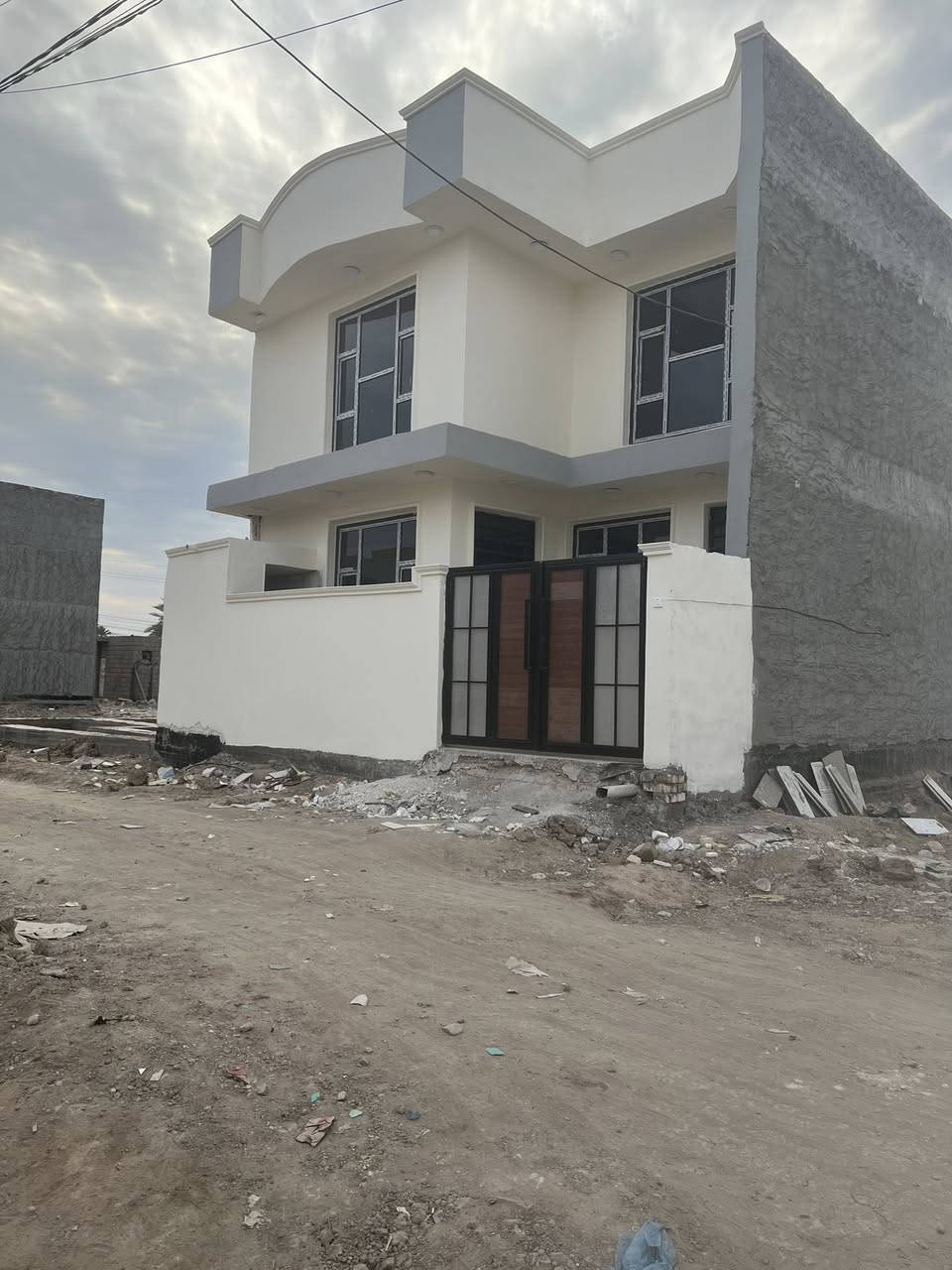 دار للبيع 
مساحة 150م طابو زراعي سند 25
بناء حديث طابقين تسليم مفتاح

خدمات كامله
يحتوي على
غرف نوم نظام سويت عدد3
كلدور عدد 2
مطبخ
استقبال
مجمع صحي عدد 3
منور عدد 2
الموقع //ورديه داخل منطقه الامام سيد موسى
للاستفسار اكثر الاتصال على الرقم
***********
