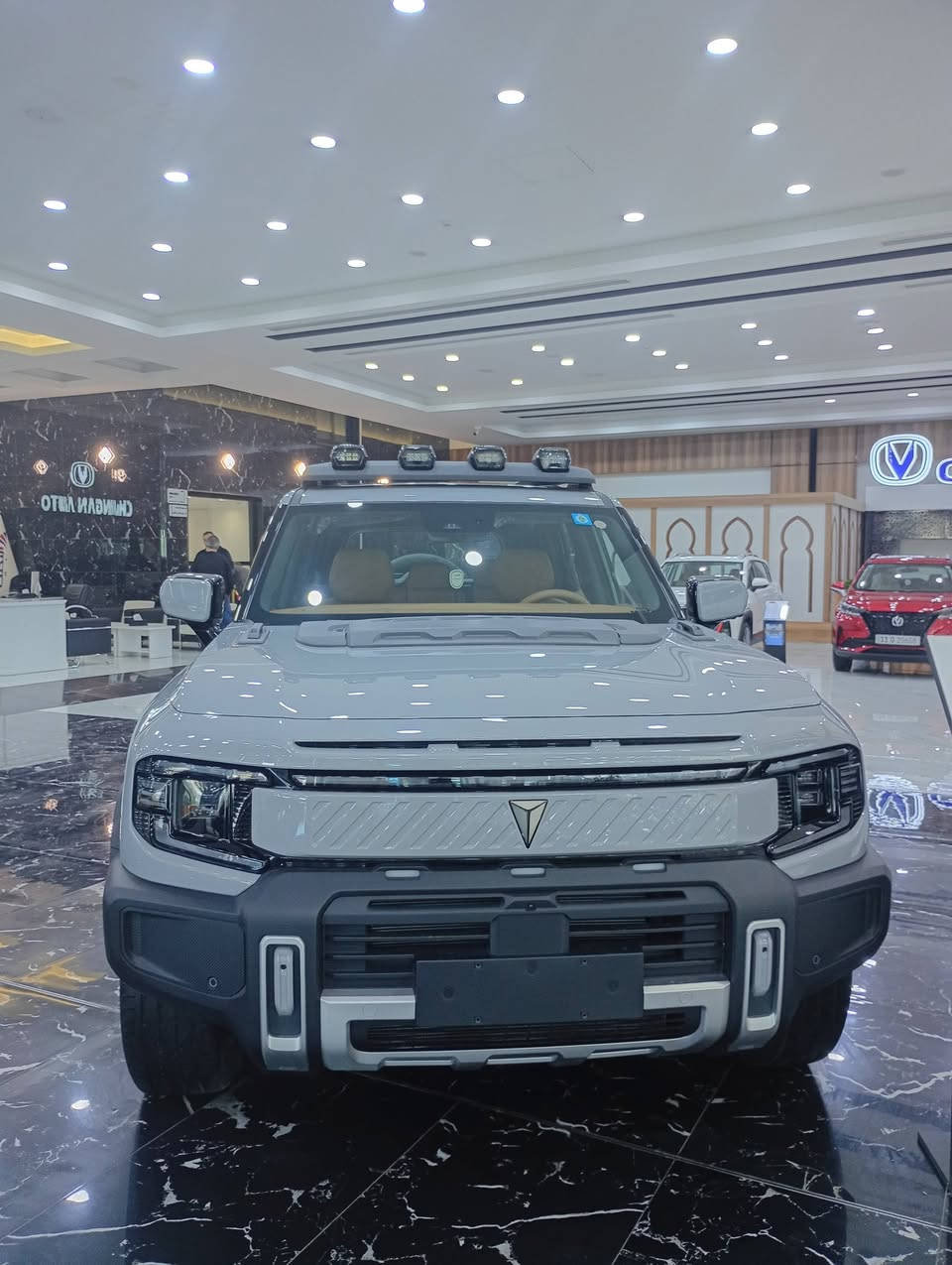 شانجان ديبال G318 REEV هي سيارة SUV كهربائية ممتدة المدى (reev) تتميز بقدرات دفع رباعي قوية بفضل نظام الدفع الرباعي الكهربائي ومولد كهربائي، وتجمع بين الأداء القوي (تصل لـ 316 كيلوواط) ومزايا الأوف-رود (خلوص أرضي مرتفع، قدرة خوض عميقة)، مع نظام تعليق ذكي (هواء و CDC)، وقدرات تفريغ كهربائية، ومقصورة مجهزة بالكامل، وتتوفر بميزات مثل القفل التفاضلي وأنظمة مساعدة السائق
+2
ميزات إضافية
قدرة سحب تصل إلى 1600 كجم
خيارات لملحقات خارجية (، كشافات إضافية).

للأستفسار اكثر زياره موقعنا الكائن 
بغداد سريع الدوره مجاور محطه وقود شواطى دجله 
مستشارة المبيعات 
*********** 📞📱
