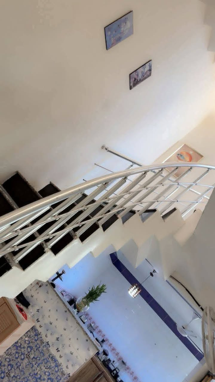 يعلن #مكتب_أكــــد_للعقار
دار 112 ونص متر للبيع واجهة 4.50 نزال 25
 مدخلين يحتوي  على هول صالة
منور مطبخ وخدمات عدد 2
غرف نوم عدد 3 
حي الجهاد ديوان الضباط 4 شوارع السعر جدا مناسب
للاستفسار ☎️ *********** واتساب
