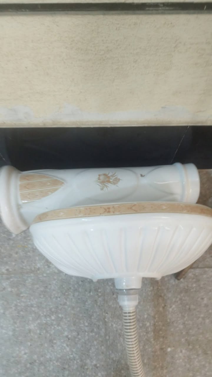 للبيع مغسلة وكرسي دوار وشجره تعليگ بسعر مناسب للاستفسار***********
