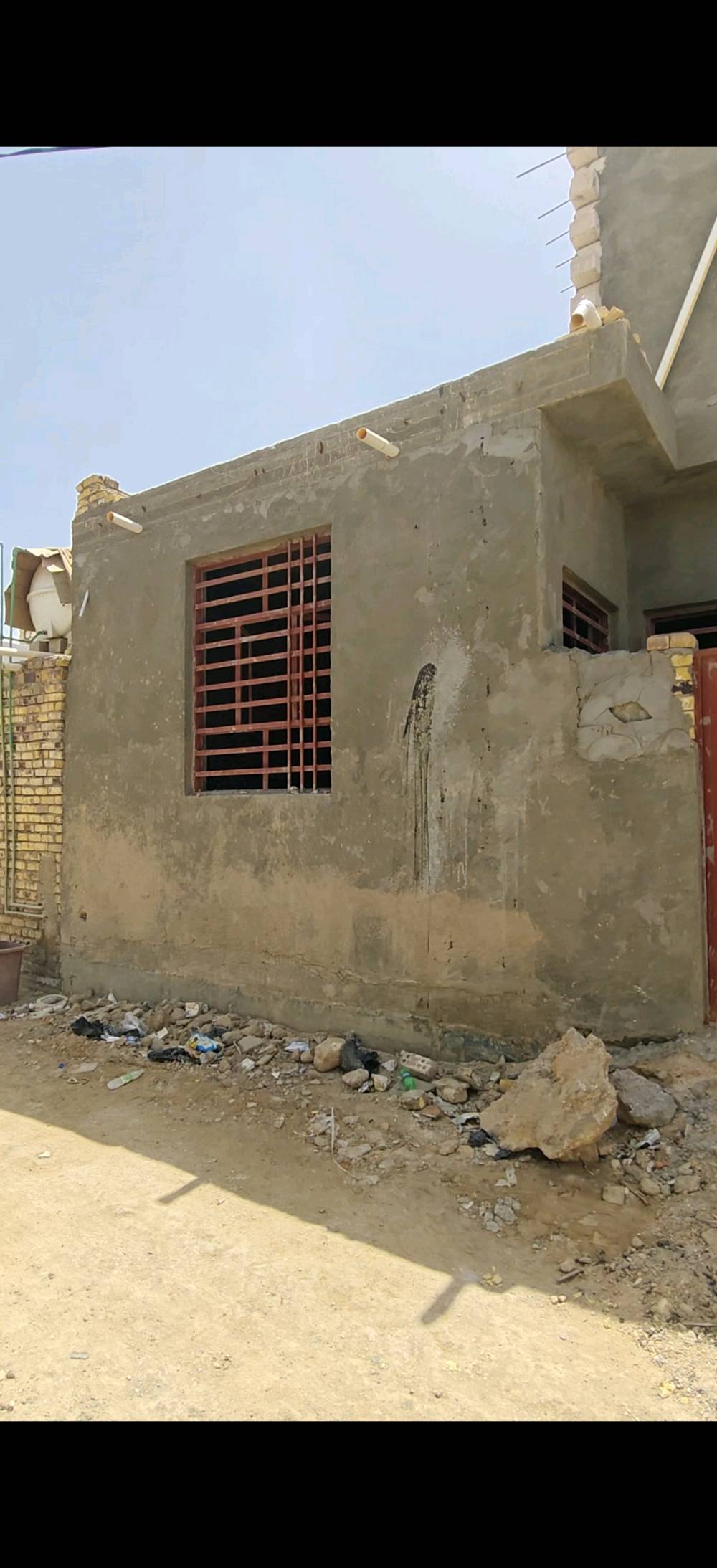 بيت للبيع  100 متر مربع 10×10
النجف / قضاء المشخاب حي المعلمين نزله الصناعي قريب على التبليط
مرقم بلدية 
اساس كونكريت مسلح

بناء الطابق الاول طابوق وسقف كونكريت مسلح

يتكون من صحيات داخليه وخارجيه و استقبال ومطبخ مفتوح على الصاله وغرفه نوم.

والطابق الثاني بناء ثرمستون و سقف كونكريت مسلح يتكون من صاله جبيره وصحيات.

تأسيس ماء ومجاري كامل مع صبه الارضيه سكريد. يعني مباشر طبك ارضيه بالمادة

تأسيس كهرباء بواري دفن

ملبوخ داخل وخارج اسمنت. والحمامات والمطبخ ملبوخ مساطر.

***********