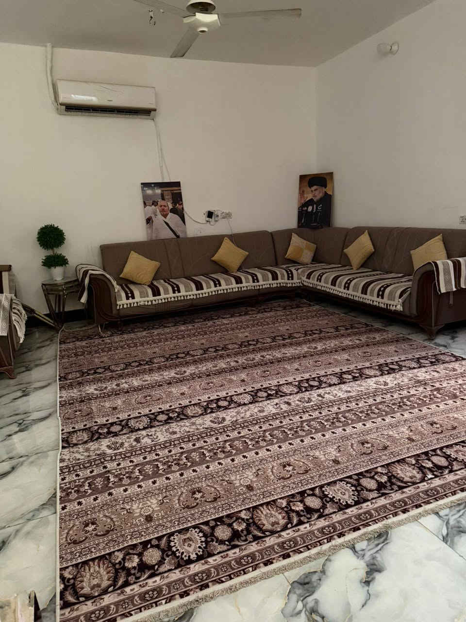 بيت للبيع حي الامين الثانيه طريق الزوار شارع الي مقابيل حسينيه سفينه النجاه شارع الحلاق مساحه160 غرفتين وصاله واستقبال وصحيات داخليه وخارجيه وطارمه ومطبخ الاستفسار الاتصال على الرقم‏‪***********‬‏ تبليط ومجاري وتبليط باب البيت يبعد عن الشارع 200متر.. عكاده
