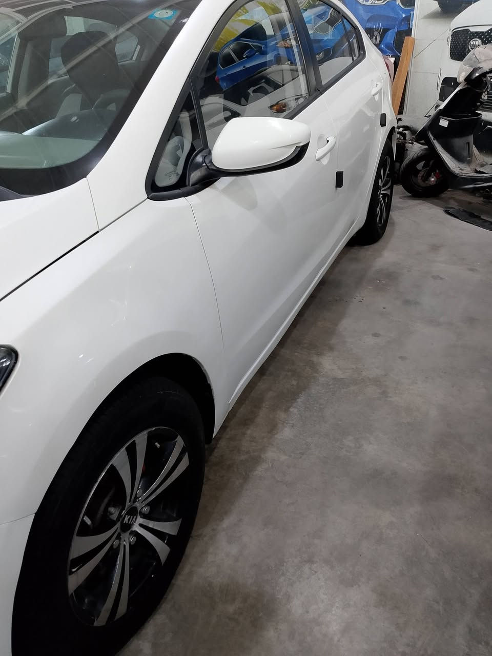 السلام عليكم كيا سيراتو 2015الشركه الدولية خليجيه محرك 1600دوش السياره مكفوله ماعدا الجاملغ الخلفي الأيسر صبغ وبارد صغير في الصندوق المواصفات كامره وشاشه ويل كب غرفه ملونه كير ومحرك تبريد صدر نظيف جداً ماشيه 85كيلو رقم بغداد السنويه والرقم والهزه جديد باسمي السعر 123العنوان بغداد الاعظميه قرب ساحه عنتر الاتصال ***********
