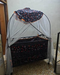 تخت اطفال +أُرجوحة، نضيف مثل الجديد  يجي معاه مطرح اسفنح اصلي  السعر 8...