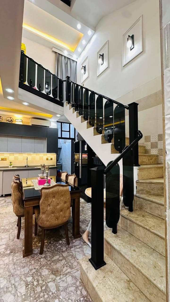 ١٠٠ متر #للبيع  
بناء حديث
الواجهة ٥
النزال ٢٠
عرض الشارع ٢٥
يحتوي على#استقبال #٤غرف #مطبخ #خدمات #بارك
الموقع 📍الشعب حي العقاري الثانيه قرب مدرسه التربيه(شارع عريض)
للأستفسار آكثر الأتصال على الأرقآم 
***********
***********
مكتب الأخوين للعقار والمقاولات العامة
