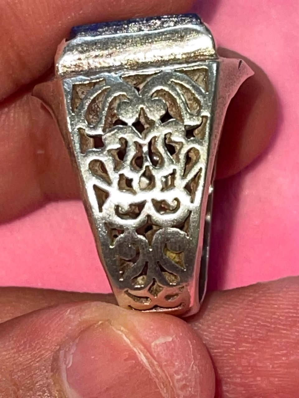 للبيع لاز ورد افغانيً قطعه تحفه صياغه ثقيله سعر ٥٠ الف بغداد مدينه صدر فقط بيع احبتي الغوالي ما اراوس بس ابيع ***********
