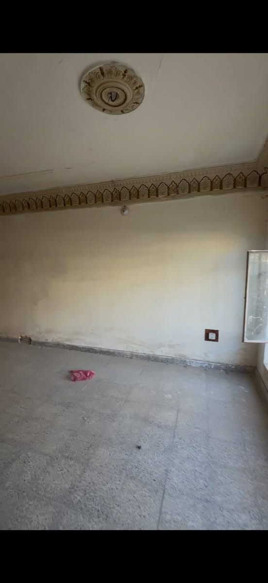 بيت للبيع منطقه حي الجهاد المساحه الكليه200متر يباع نصفين سعر النص135 وبي مجال كل نصف بي غرفتين وصاله ومطبخ وحمام والسعرالكامل 260 سعر جداً مناسب 
الموقع📍مربع الامانه
للاستفسار المراسله او الاتصال على
***********
