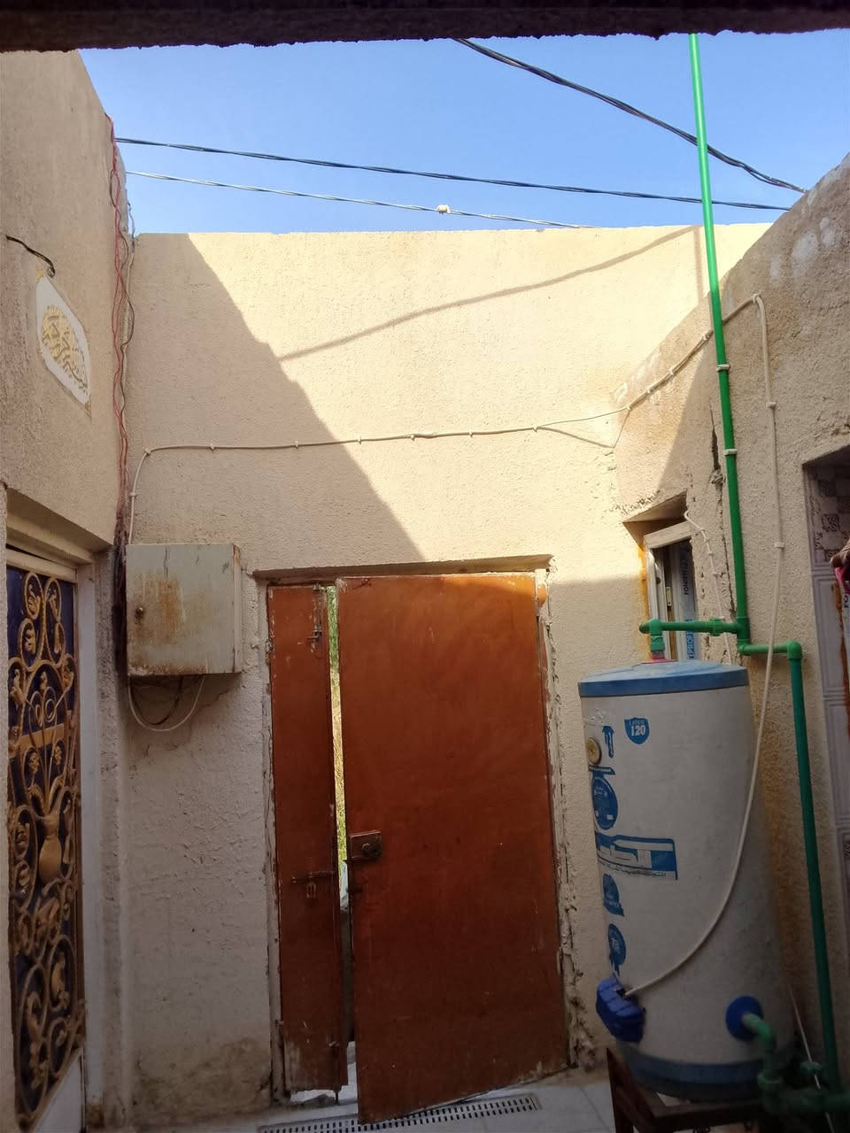 سلام عليكم بيت البيع ابو صريفه قرب مجمع ال عزوز مساحه 100متر غرفه صاله وبراني وحمام ومطبخ  سعر خاص هذه رقمي ***********
