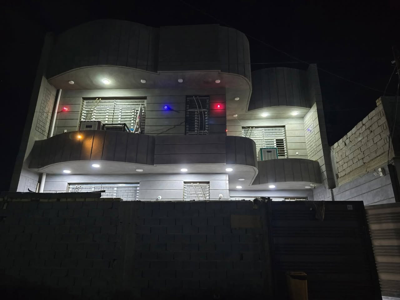 دار للبيع مساحه 200م 
طابو زراعي سند 25 
الطابق الاول 
غرفتين نوم.   هول.   استقبال.   مطبخ.   مجمع صحيات داخلي وخارجي.       كراج سياره 

الطابق الثاني 
غرفتين نوم.     هول.     مجمع صحيات.   

السعر130وبيه مجال.   بيع مستعجل 

بناء حديث  طابوك.  صب كونكريت.    عرض الشارع 8م
بابل ورديه داخل قرب الأمام سيد موسى 
***********
