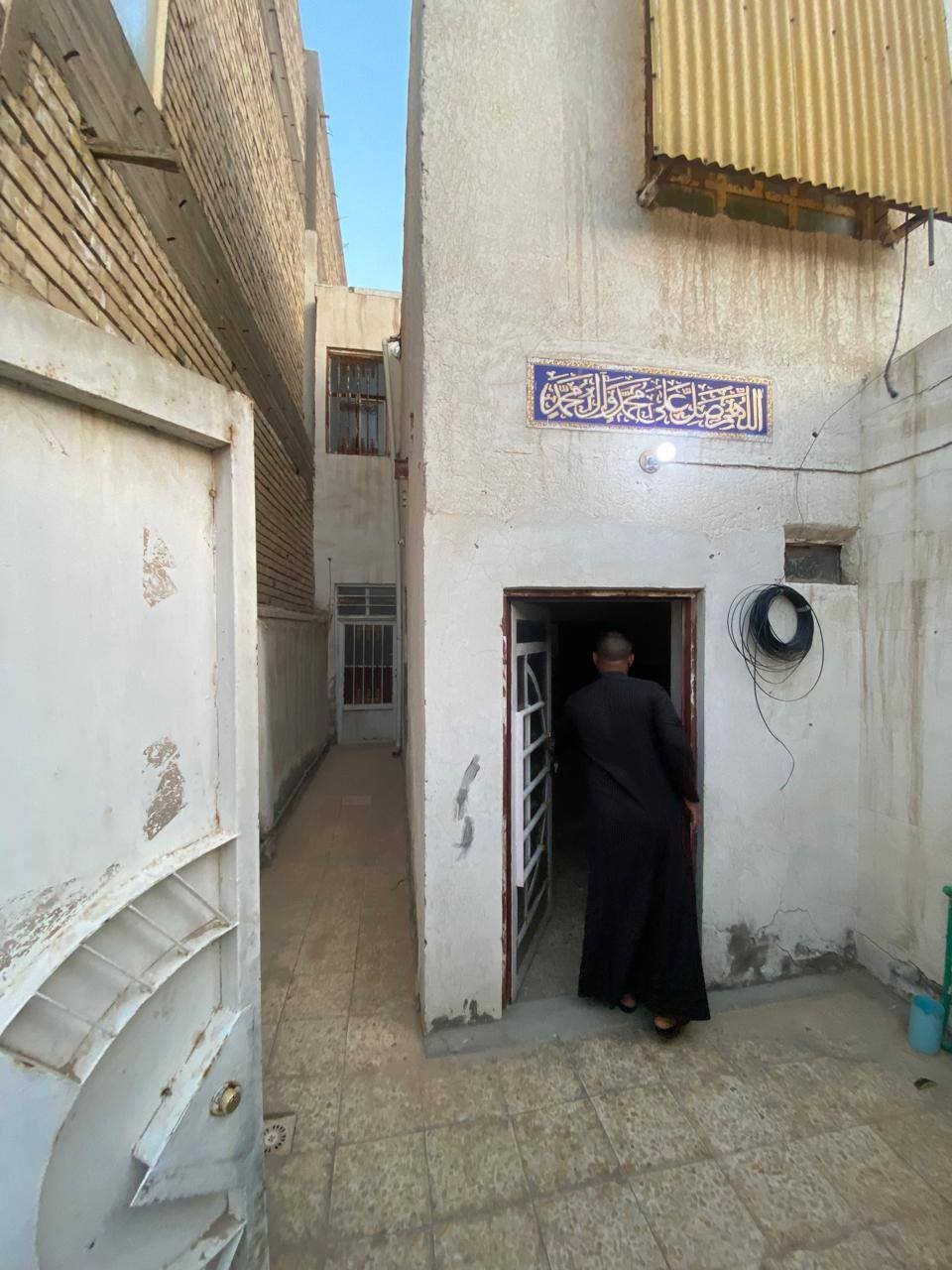 السلام عليكم ورحمة الله وبركاته 🏛️🏛️🏛️

عقار للإيجار مساحتة ١٠٠م طابق ونص بحي الجمعيه قرب سايدين الوائلي يم المدرسه الاهليه الركن بشارعها البيت يتكون من غرفه نوم وصاله واستقبال وصحيات وتخاريج وطارمه وفوك غرفه نوم وسطح معزول الإيجار كل شهر بشهره للإستفسار أكثر الاتصال على الرقم *********** جاسم الكرعاوي يتوفر واتساب اتواصلوا وبخدمتكم 🏛️🏛️🏛️
