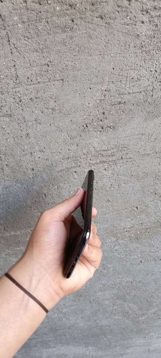 السلام عليكم ايفون xماكس جهاز بحاله مثاليه لامفتوح ولامصلح ولامبدل اي شي ذاكرته ٢٥٦ بطاريه ٧٠ بس زين بالصرف لهيج نسبه مكاني شعب *********** سعره ٢٠٠ وبي مجال
