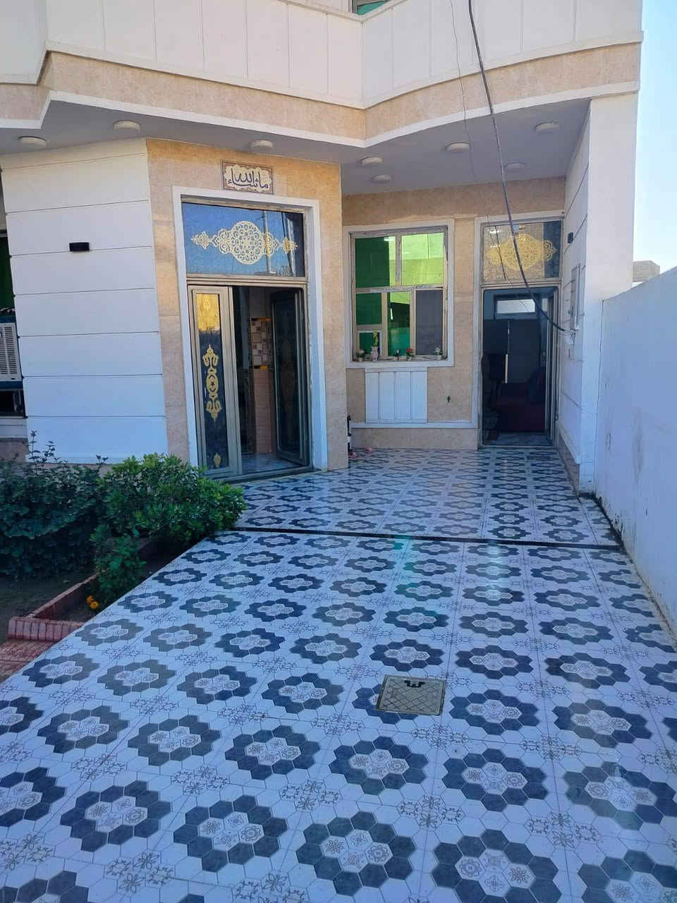 سلام عليكم بيت للبيع صوفيه شارع أربعين خلف مرطبات دريم 
المساحه 280م
استقبال
مطبخ 
صاله عدد 2
غرف نوم 4
صحيات 4
السعر 280 وقابل للتفاوض 
للاستفسار رقم الهاتف ***********
