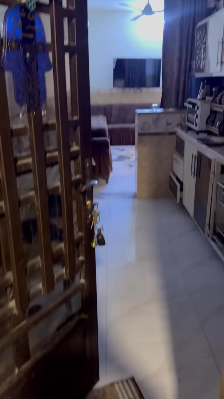 بيت للبيع مساحه 125 متر بناء حديث سنه2023 بأسم شخص واحد موقع مميز حي العامل 807 الفرع قبل دائره الكهرباء يحتوي الطابق الاول على كراج وخدمات ومدخلين وصاله ومطبخ وحولي وخدمات وغرفه نوم والطابق الثاني غرفتين نوم الواجهه 6 متر وربع والنزال 20 متر السعر 250 مليون للاتصال والاستفسار مكتب محمد الساعدي مقابل مول الحياه ***********
