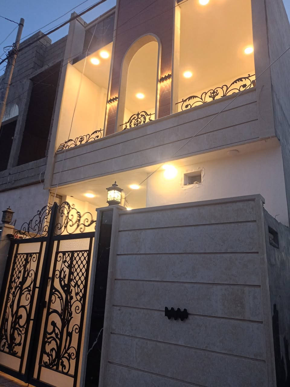 دار للبيع مشيرفه  الثانيه النسيج بناء 
حديث ملك صرف شرط التحويل
مساحه الدار 100جبها 5
طابقين 3غرف نوم بيت زيرو 
اي استفسار مراسله الصفحه او الاتصال على 
الرقم 
***********
***********
