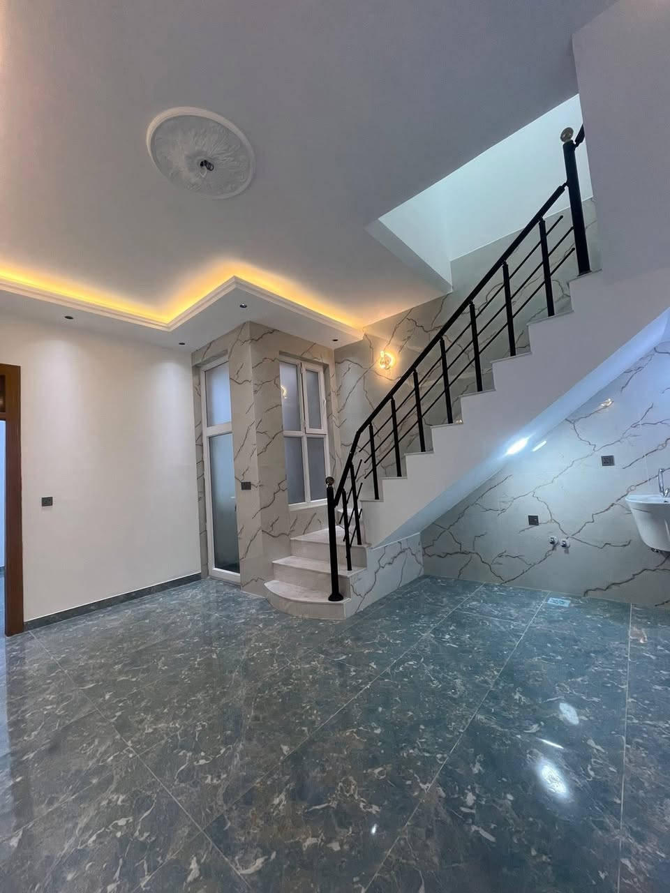 🏡 دار للبيع – فرصة مميزة لا تُفوّت
📍 النجف الأشرف | حي النداء – منطقة 55
✨ مواصفات الدار:
شارع المجمعات يبعد 800م عن المنتزه الكبير 
▪️ المساحة: 100م²
▪️ عدد الطوابق: 2
▪️ غرف النوم: 3غرف
▪️ استقبال: واسع ومريح
▪️ مطبخ: كبير
▪️ المجاميع الصحية: 3
▪️ نوع البناء: جناي درجة أولى
📌 دار مثالية للسكن العائلي وبموقع هادئ 
💰 للسعر والتفاصيل الكاملة:
📞 للاستفسار خاص


**إذا كنت صاحب هذا الإعلان وتريد حذفه لأي سبب، رجاءا أرسل رسالة إلى الدعم الفني**