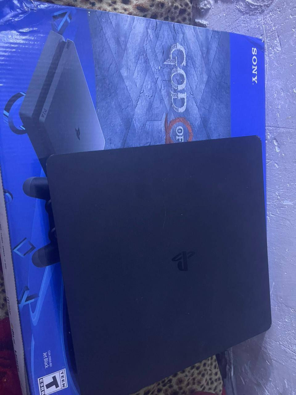 بلي فور سلم نضيف مع ثلث أقراص ثانان بدون غلاف واحد مع غلاف ذكرة ٥٠٠كيكا مع جوستيكة واحدة  
الموقع بغداد  علي الصالح قرب العلوي
الرقم ***********
السعر ٢٢٠وبي مجال بسيط
