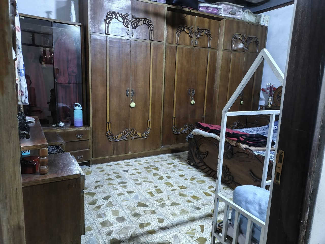 بيت للبيع بالحضيره عالشارع مال فاروق مقابيل مطعم محله 21 يتكون من طابقين يحتوي على غرفتين ومشتملات وبيتونه مع قطعه أرض صغيره من ضمن البيت بسعر مناسب للاستفسار الاتصال على هذا الرقم ‏‪***********‬‏
