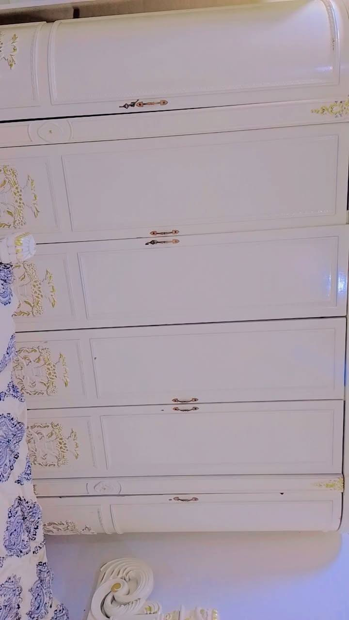 سلام وعليكم غرف نوم البيع نضيفه بعده جديده كلش حلوه وكودن محتاج واريد ابيعه السعر 700وبيه مجال العنوان بصره المعقل رقم الهاتف.***********

