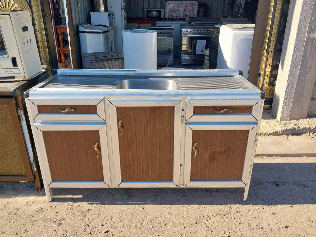 بسم الله وعلى بركة الله 
يتوفر لدينا 😍
طباخات بأنواعها 😍
غسالات بأنواعها 😍
كاونترات سنك مرمر 😍
وسنك عادي 😍
صوبات نفطيه 😍
صوبات كهربائيه😍

مدخل جسر الحبانية 
***********
حارث ##
