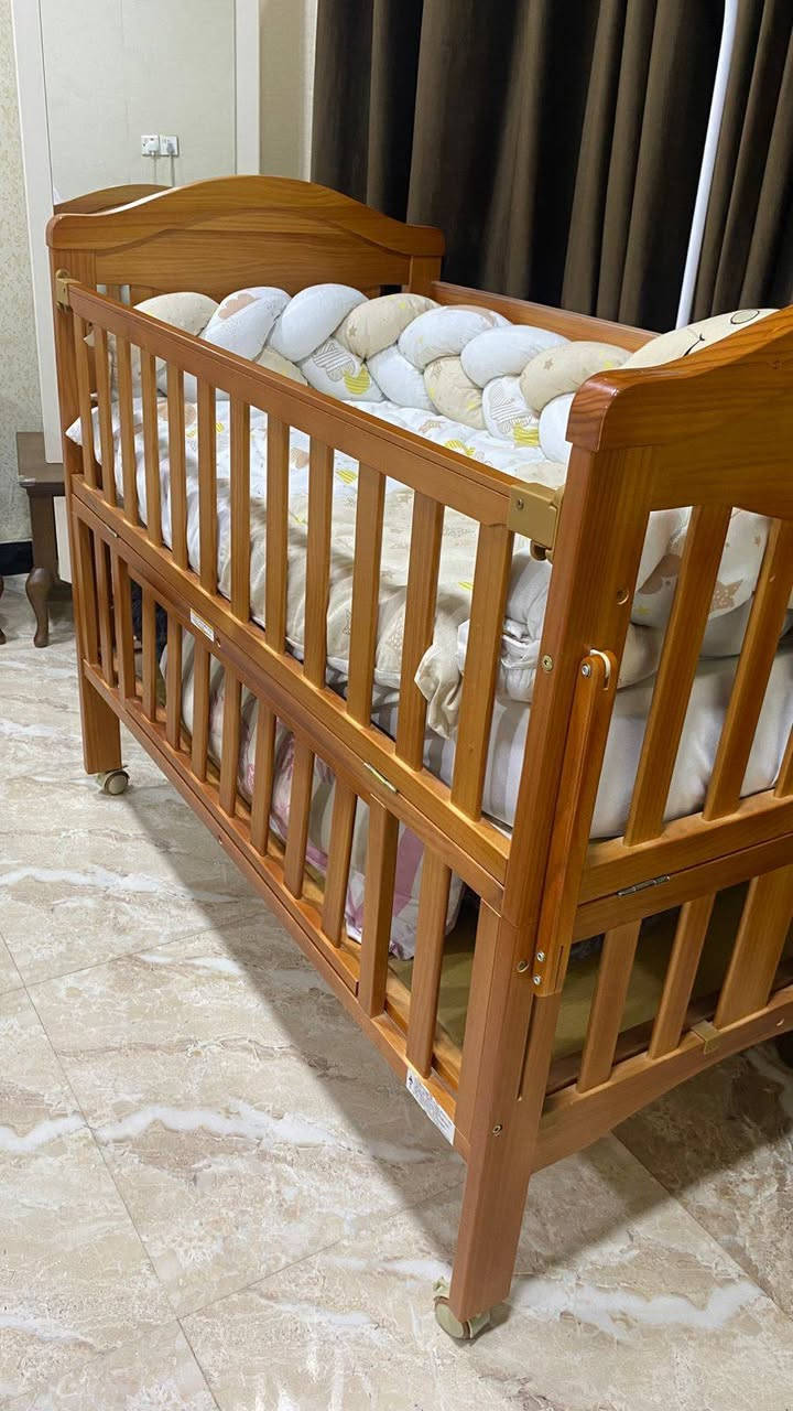 سرير طفل طبقية الطابق الجوه خزن ملابس مامستخدم جديد بالباكيت الطفل ميقبل ينام بي صار عليه ب٣٠٠ مشتري من المنزل والوصل موجود رايده ب١٥٠ قطعة تخبل والله 
***********
