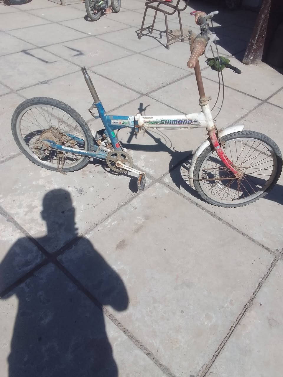 السلام عليكم متاح مجموعة بايسكلات احجام مختلفه كما موظح بالصور بيهن نواقص قليله البعض ينرادلهن تبديل تايرات الي يحب يشتري انطي اكو ثلاثه ماناشر صورهن انطيهن هديه الي يحب يشتري يخلي سعر واني بالخدمه ابيعهن شلعه وحده ما ابيع مفرد العنوان مدينة الصدر حي الاورفلي هاتف ***********
