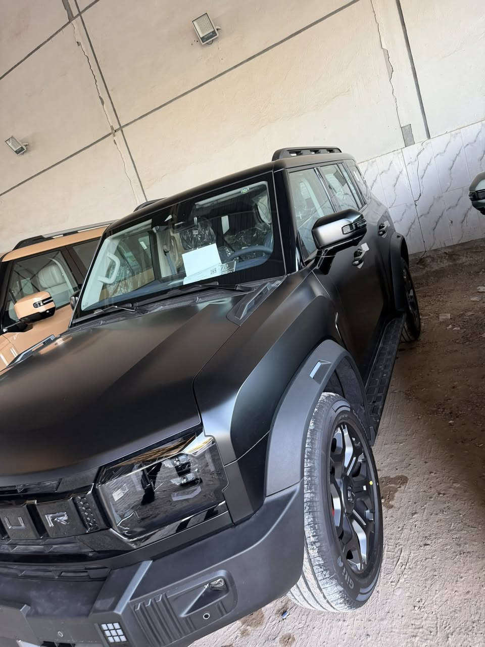 توفر جيتور T2 هايبرد (Plug-in Hybrid) موديل 2026 
السيارة SUV عصرية تجمع بين التصميم الصخري القوي المخصص للمغامرات وكفاءة الطاقة المتقدمة.أبرز مواصفات الأداءالمحرك: محرك بنزين 1.5 لتر تيربو مقترن بمحركين كهربائيين.القوة: قوة إجمالية هائلة تصل إلى 375 إلى 380 حصاناً.العزم: عزم دوران يصل إلى 610 نيوتن/متر.ناقل الحركة: ناقل حركة هايبرد DHT مخصص من 3 سرعات.المدى: توفر السيارة مدى كلياً مميزاً (يجمع بين الكهرباء والوقود) يصل إلى حوالي 1100 كم، باستهلاك اقتصادي للوقود بحدود 6.3 لتر لكل 100 كم.التصميم الداخلي والتكنولوجياالشاشات: شاشة تحكم عملاقة قياس 15.6 إنش وشاشة عدادات قياس 10.25 إنش.الترفيه: نظام صوتي فاخر من SONY مكون من 12 سماعة.الراحة: مقاعد أمامية جلد فاخر مزودة بخاصية التبريد والتدفئة وذاكرة لحفظ وضعيات المقعد، بالإضافة إلى سقف بانوراما.مساحة التخزين: مسند ذراع وسطي مزود بثلاجة لحفظ المشروبات باردة أثناء الرحلات.أنظمة الأمان والسلامةرادار تفاعلي متقدم لدعم القيادة شبه الذاتية.نظام الكبح التلقائي في حالات الطوارئ.نظام التحذير والمساعدة في البقاء داخل المسار.كاميرات محيطية 360 درجة مع رؤية شاملة للمناطق العمياء.
للاستفسار
***********
***********

