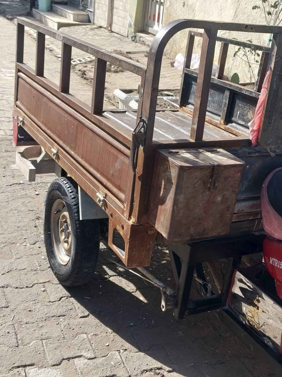 السلام عليكم للبيع ستوته نضيفه  الفين وسبعه اوراقه ضايعه الستوته نضيفه على البلاد  كفاله عامه اكسن مكفول محرك مكفول كهرباىيات كله شغاله العنوان نجف *********** السعر ٧٥٠
