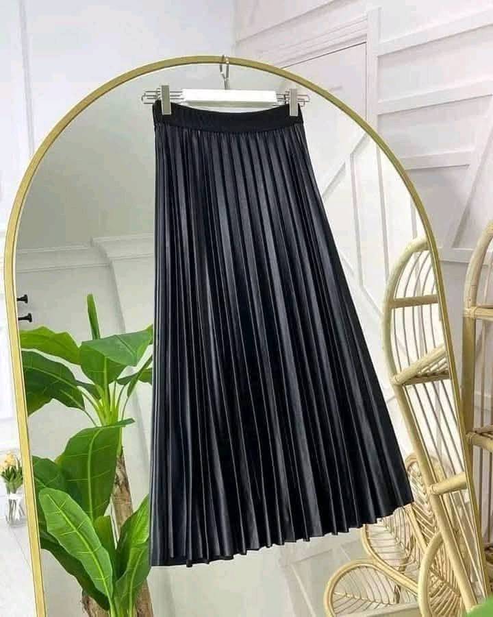🌸 إذا كنتِ تبحثين عن قطعة أنيقة لا تبطل موضتها، فتنورة البليسيه هي الخيار المثالي. تصميم راقٍ، خصر مريح، وحركة انسيابية تضيف لمسة فخامة لكل إطلالة. مناسبة للدوام، الجامعة، الزيارات، والسهرات الخفيفة. قطعة أساسية في خزانة كل سيدة. ✨

السعر 20 الف توصيل مجاني 
واتساب  ***********
توصيل مجاني الجميع محافظات العراق
شنو المقاسات المتوفرة حالياً للتنّورة؟ وهل الخصر بيها مطاط لو ثابت؟: 
جميع القياسات 
الألوان المتوفرة شنو غير الأسود والبيج؟ وإذا أكو لون معيّن شكد يطابق الصور؟: 
اسود بيجي
من وين التوصيل داخل العراق؟ وهل أكو استلام من محافظة/منطقة معينة أو الدفع عند الاستلام؟: 
متوفر الجميع محافظات العراق 