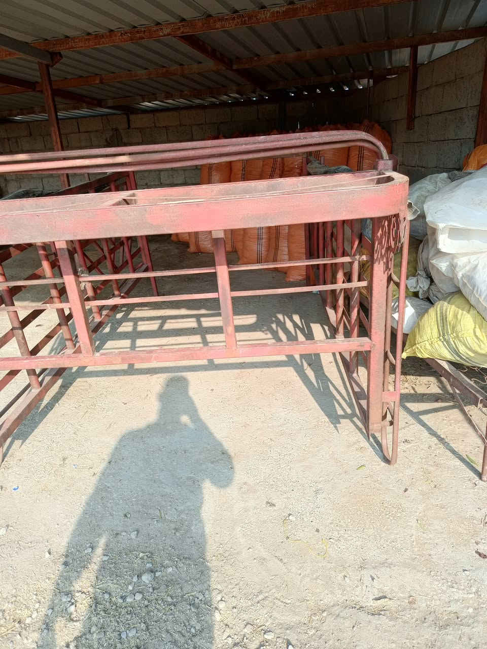 السلام عليكم محجر للبيع *********** المكان العزيزيه السعر 350 جديد مشدود شي قليل
