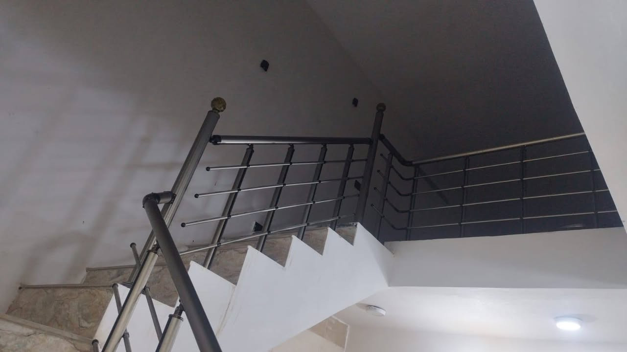 السلام عليكم
بيت للبيع المساحة 200 متر  الواجهة 10 والنزال 20 الموقع مميز في سبع البور  الضباط الجديدة  رقم العقار 16،920
نافذ على شارع 60 وعلى شارع 40 في سنتر سبع البور ضهر البيت مستشفى الجوادين والقطاع الصحي بالقرب من مطبعة الرواد 
البيت بناء حديث سنة 2023 البيت كامل من كل شيء 
تأسيس كاميرات دفن
مدخل البيت ابواب قاصة
تاسيس سبالت دفن
تاسيس ستلايت دفن
ابواب الغرف خشب تركي درجة اولى
شتايكر كامل كل اسطح البيت 
الارضية كاشي عراقي 
تاسيس غسالة اوتوماتيك
مطبخ حار  مع مطبخ بارد
الطابق الارضي سيراميك من الارضية الى السقف
يحتوي الدار على 3 حمامات مساحة كل حمام 4×2.5 ويحتوي على كراج سيارة  
واربع غرف نوم ومطبخ كبير واستقبال كبير  وهول للضيوف 
نقص البيت فقط واجهة مابي
 السطح والمناور  وخارج البيتونة ملبوخ كامل
البيت متعوب عليه سند بأسمي اجازة بناء طابو صرف على طاپو الكاضمية 
هدية مع البيت الكاونتر مع سخان 
السعر ع الخاص او الاتصال على الرقم ***********
اسف لعدم ذكر السعر بسبب اصحاب التعليقات السلبية
