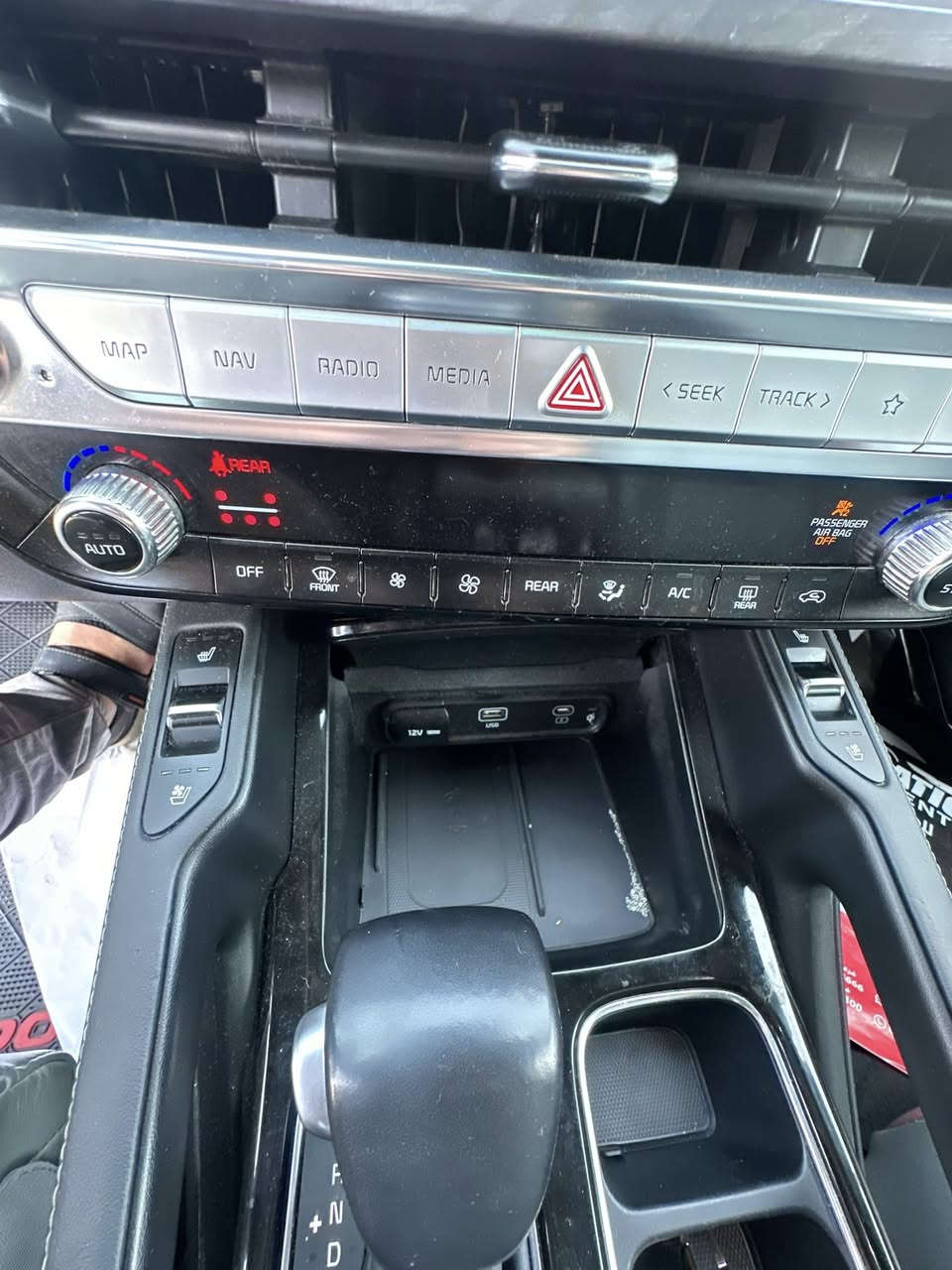 السلام عليكم اخوان كيا تليورايد 2023 SX prestige Xline اعلى فئة بالتلورايد السياره فول مواصفات شنو الي بالك مواصفات بيها السياره مغلفه بالكامل افلام حماية حتى القماره ضمان ١٠ سنوات بدون قطره صبغ من الدعامية للدعاميه بدون بارد ماشيه ٤٠ الف كيلو متر تخم تاير جديد بدون اي نقص للاستفسار التواصل ***********  غير متواجد ع الفيس
