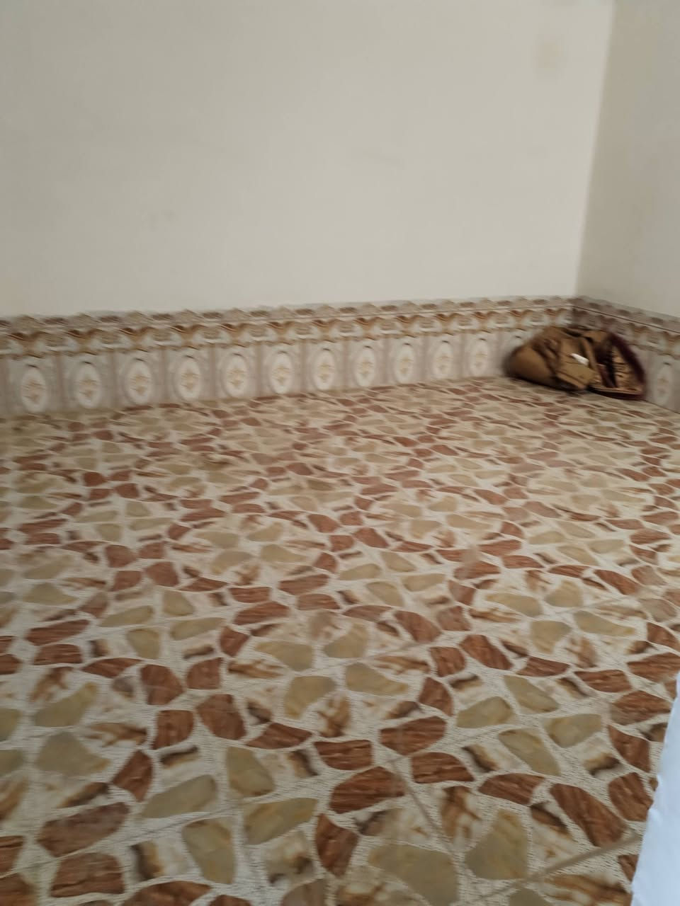 السلام عليكم  بيت للبيع 100 مربع ركن براكيه خلف جامع الخزاعل البيت جاهز للسكن السعر 26 وبي مجال استفسار الاتصال على الرقم ***********
