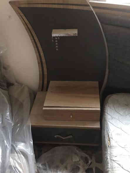 السلام عليكم    غرفه للبيع الغرفه ٥ قطع وكلش جديده يشهد الله بس متروكه فوك ما مكسور بيها اي شي كلش جديده 
السعر ٢٧٥ وبيها مجال مكاني حله مقابيل مستشفى تركي 
***********
