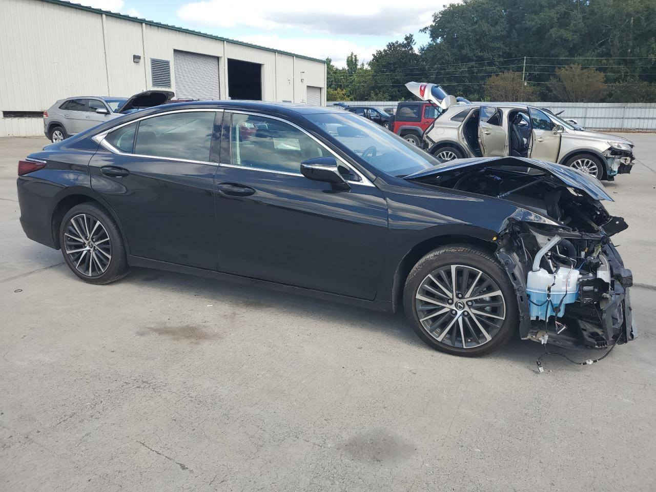 لكزز موديل ٢٤  محرك ٣٥٠٠ فول مواصفات حادثها موضح بالصور واصله بالحره ممكن تدخل شهداء او حره مناسبه رايدها ١٩٠ ورقه للاستفسار هاتف ***********
