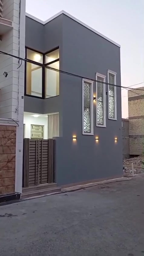 � دار للبيع في كربلاء المقدسة – منطقة البوبيات (مجمع الزهراء السكني) عمود 44
✨ المواصفات العامة:
دار بمساحة 100 متر، بناء حديث درجة أولى من حيث المواد والعمل.
يتكون من طابقين ونصف مع درج خارجي معزول للطابقين الثاني والثالث من نفس الكراج.
يقع في مجمع خدمات متكاملة (ماء – مجاري – كهرباء – تبليط شارع عرض 10 متر ـ خط مولد ذهبي)،
ويبعد حوالي 1.5 كم فقط عن الإمام الحسين عليه السلام، مما يجعله مناسباً للسكن أو للزوار.

🏡 تفاصيل الدار:
 • 3 غرف نوم واسعة.
 • 3 حمامات.
 • 2 مطبخ.
 • 2 صالة.
 • استقبال (ديوانية).
 • كراج واسع.
 • غرفة إضافية في الطابق الثالث.
جنس العقار:
طابو زراعي، سند 25، إقرار محكمة من صاحب الأرض مباشراً.

🎁 المميزات الإضافية:
الدار مفروشة بالكامل وتشمل:
 • أثاث ديوان تفصال عدد ٢.
 • كاونتر مطبخ حديث (HDF)
 الأثاث هدية مع الدار.
 السعر: ٢٤٠ مليون وقابل للتفاوض للاستفسار اكثر خاص او الاتصال ***********

