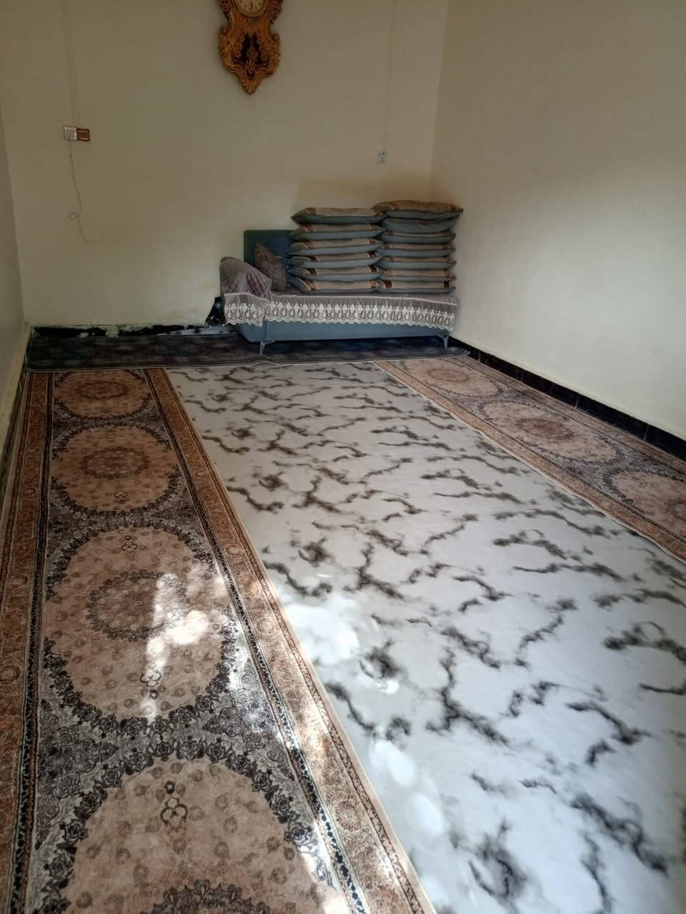 مكلف بالنشر.
بيت للبيع حي الحسن. شارع العام
مساحه 250.م
*********** التواصل على الرقم.
@إشارة
