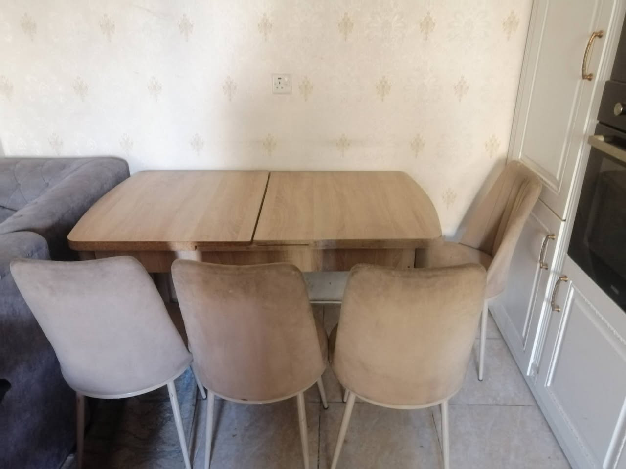 ميز طعام خشب يتكبر ويتصغر وياه خمس كراسي الكراسي نص ونص مو كلش نضاف بس ممكسوره السعر 40 الف قفل


**إذا كنت صاحب هذا الإعلان وتريد حذفه لأي سبب، رجاءا أرسل رسالة إلى الدعم الفني**