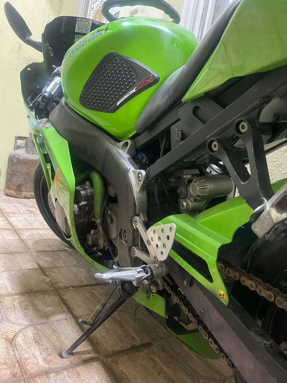 سلام عليكم بطح كاوسكي 2004 636 الدراجة نضيفة كفرات شويه امشخطة بيها شاصي كاربون فايبر وصالنصة كاربون فايبر محرك ناعم كير خير من الله معدل وشلعه يشك الكاع باقي التفاصيل خاص مكاني بغداد سريع محمد القاسم قرب شركة تويوتا ***********
