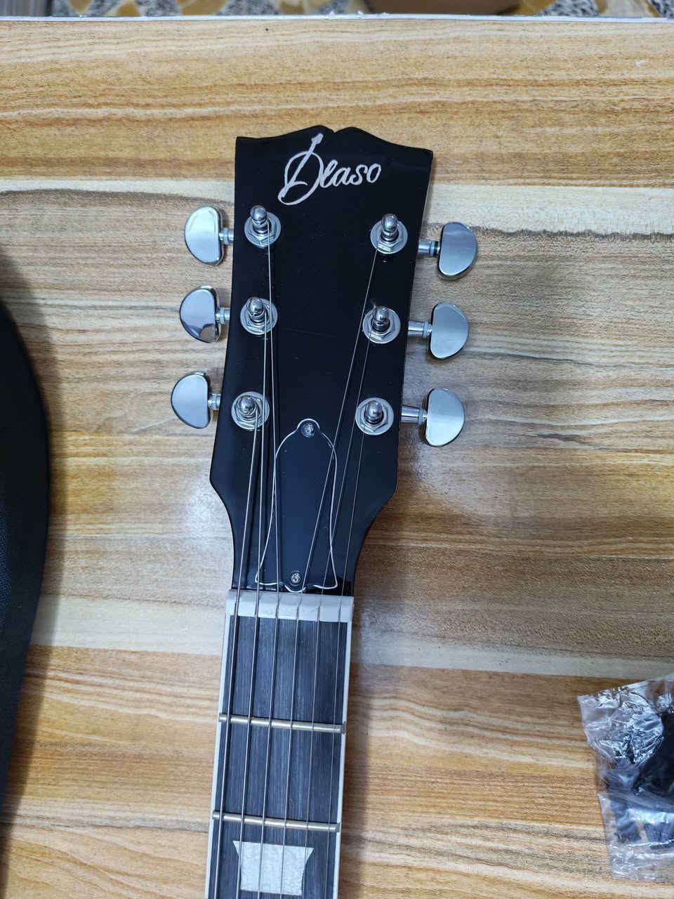 كيتار🎸 كهربائي  من طراز "ليس بول" (Les Paul). كلاسيكي
جديد غير مستخدم 
أعلى سعر ابيع 🎸🪕🎻🎸


**إذا كنت صاحب هذا الإعلان وتريد حذفه لأي سبب، رجاءا أرسل رسالة إلى الدعم الفني**