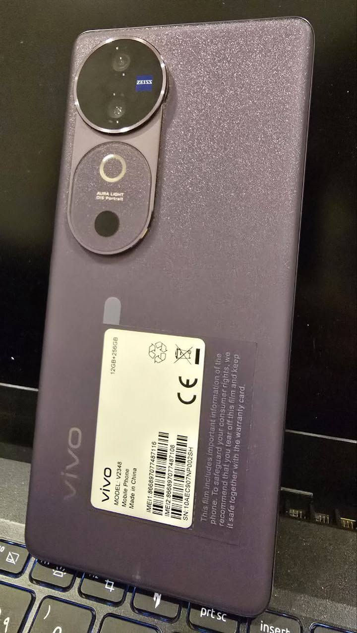 vivo v40 
الشاشة من نوع AMOLED منحنية، بمقاس 6.78 بوصة، ودقة 1.5K (2800 × 1260 بكسل).
معدل التحديث 120 هرتز
السطوع يصل إلى رقم قياسي قدره 4500 شمعة 
مقاومة الماء والغبار يدعم معيار IP68/IP69
المعالج Snapdragon 7 Gen 3 (بتكنولوجيا 4 نانو)، وهو معالج قوي وموفر للطاقة
الذاكرة العشوائية 12 +12 والتخزين الداخلي او الرام 256 كيكابايت
النظام يعمل بواجهة Funtouch OS 14 المبنية على Android 14
الكاميرا الخلفية مزدوجة بالتعاون مع ZEISS
الأساسية: بدقة 50 ميجابكسل بفتحة عدسة f/1.9 مع مثبت بصري (OIS)
الواسعة (Ultra-Wide): بدقة 50 ميجابكسل بفتحة عدسة f/2.0 وزاوية رؤية 119 درجة.
الكاميرا الأمامية: بدقة 50 ميجابكسل مع دعم التركيز التلقائي (AF)، وهي ممتازة لصور السيلفي الجماعية
الفيديو: يدعم التصوير بدقة 4K للكاميرات الأمامية والخلفية
البطارية سعة ضخمة 5500 ويدعم الشحن السريع 80 واط
الجهاز استخدام قليل اخو الجديد كامل مع ملحقاتة 
مكاني حلة ***********
