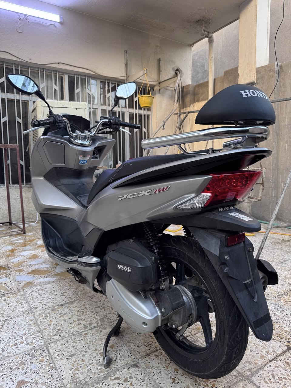 سلام عليكم PCX جيل الثاني ياباني 
نازله من بيت طارش صور مزاد موجوده 
صارلهة 4 اشهر من نازله كفاله الدراجه كفر ومكينه لوك
مكينه150✅
ماشيه27k✅
حساس ستان حساس ازدحام✅
المنفيس والكتلوكات والعدة هم وياها
السعر16ونص وبيه مجال حك الجيه مكاني الامين الثانيه
شراي اتصل ***********
