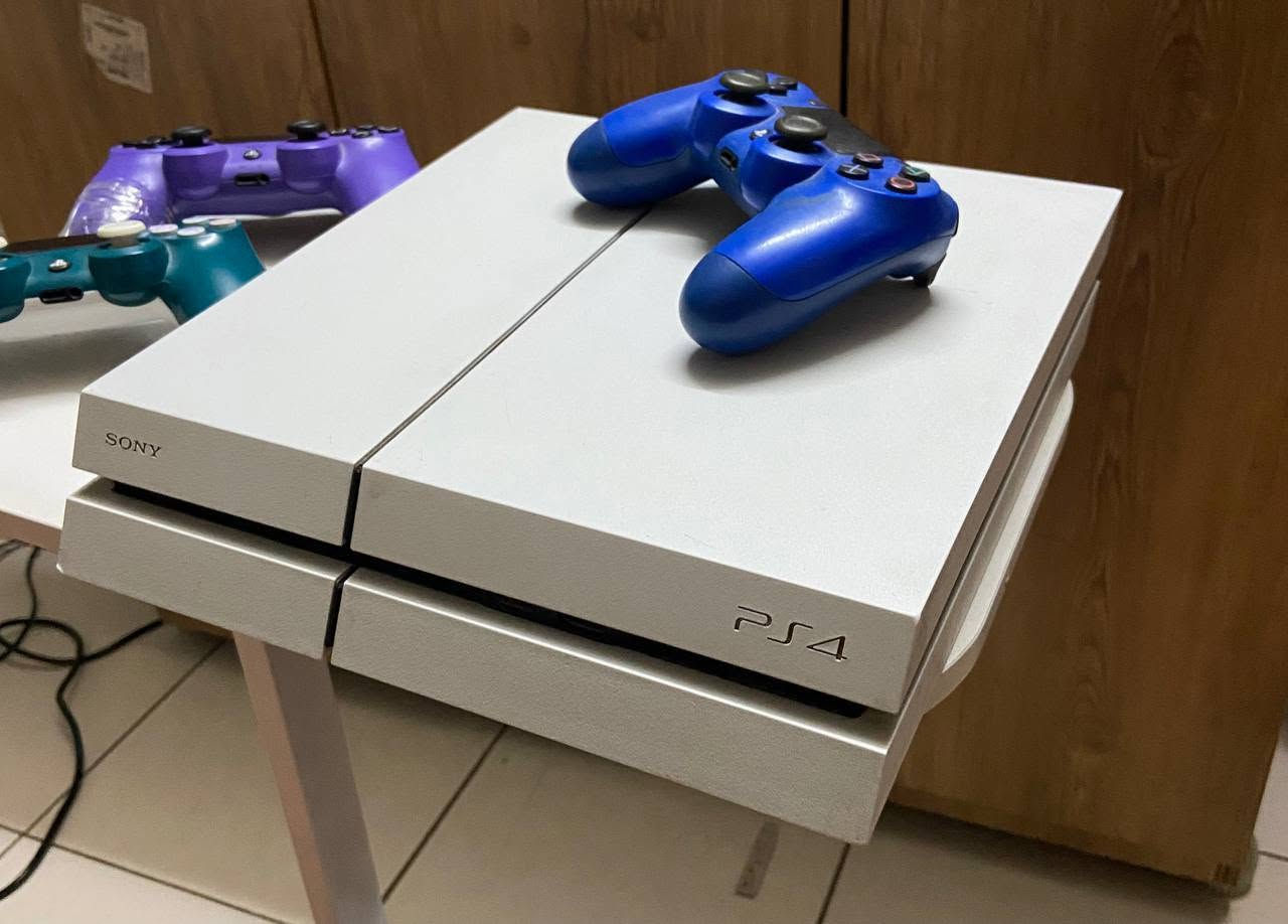بلي ستيشن فور ps 4 fat
مستعمل ٤ اشهر قليل وياه ٣ يدات وحده اصليه ووحده ما تشتغل يعني ثنين شغالات المساحه ٧٠٠ 
نضيف جدا مابي اي ضرر / وياه قرص mortal Kombat XL قرص جديد ما مستعمل 
السعر 2015 وموجود حساب بي ٢٣ لعبة تنزلهن
مثل بيس ٢١ واكثر من ٢٠ لعبه بس السعر وي الحساب يصير 230 للاستفسار 9647762401876 
واتساب بغداد بسماية
