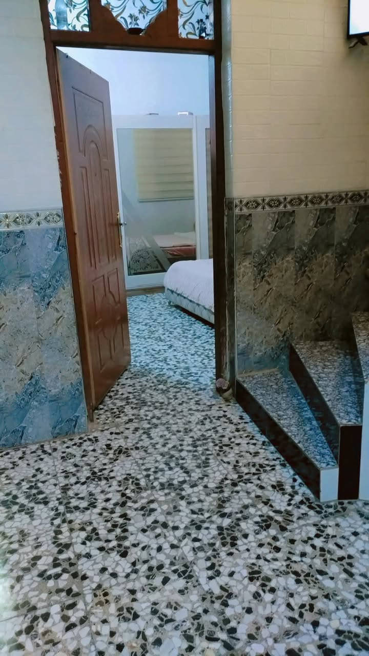 دار للبيع مساحه 125متر مربع سند 25واجهيه 13نزال 10يحتوي على غرفه نوم وصاله وهول ومطبخ ومجمع صحيات داخليه وخارجيه شارع 80حي الصدرين قرب الساده ابو خطه سعره 68بي مجال استفسار مراسله ***********
