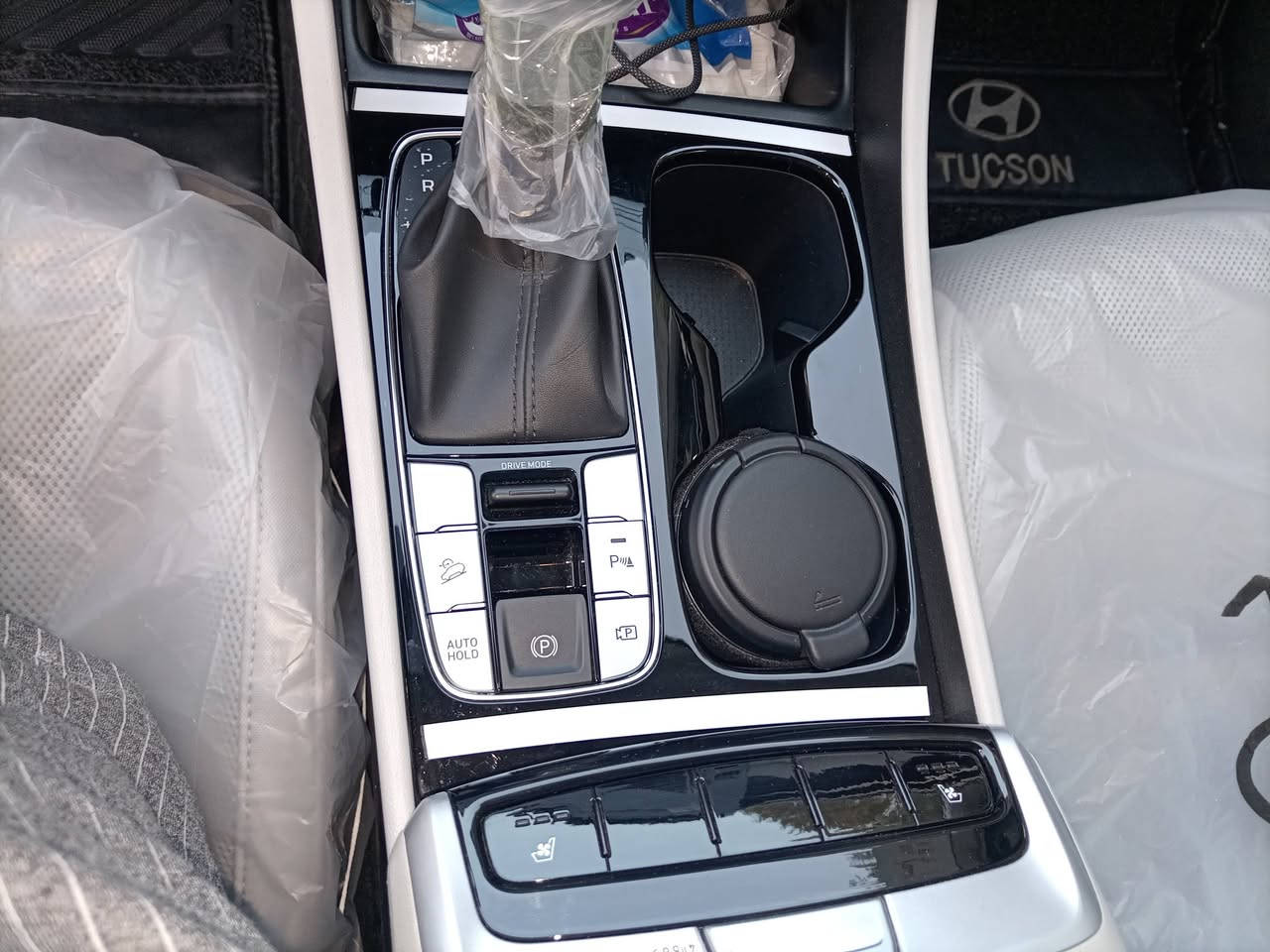 سلام عليكم للبيع تكسان خليجي مكفول من كلشي وضع الشركه مشيا 12020مديل24بسمي مكاني بغداد ***********محرك 2000 سعر210
